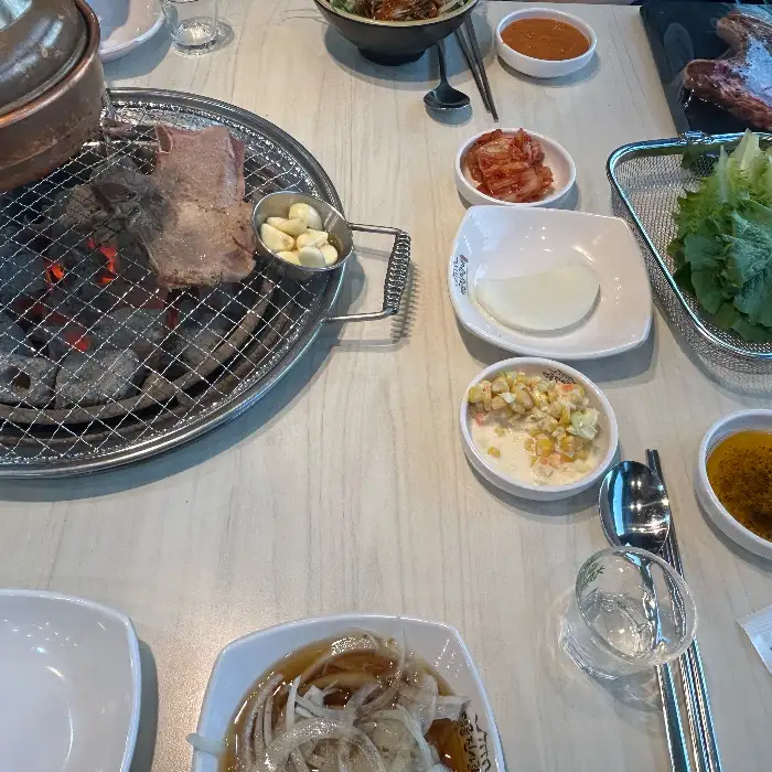 다양한 샐러드와 반찬들