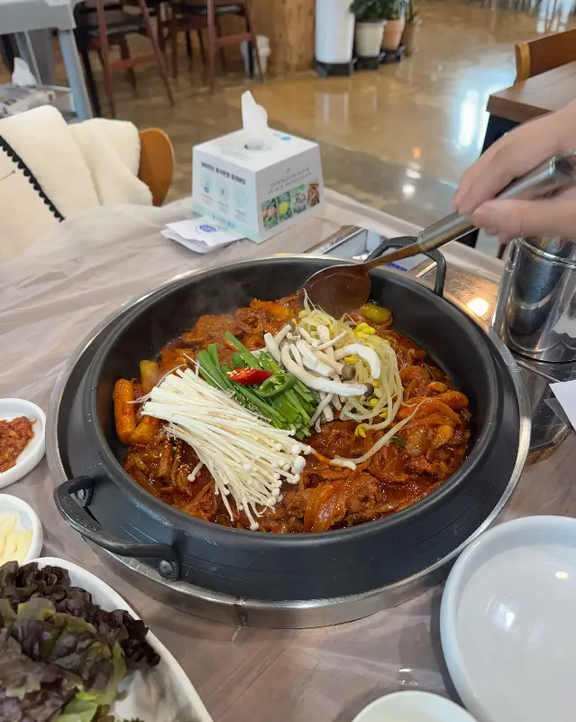 오리 주물럭 조리 장면