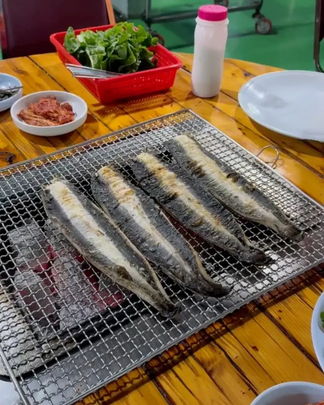 숯불 위에서 맛있게 익어가는 장어 소금구이