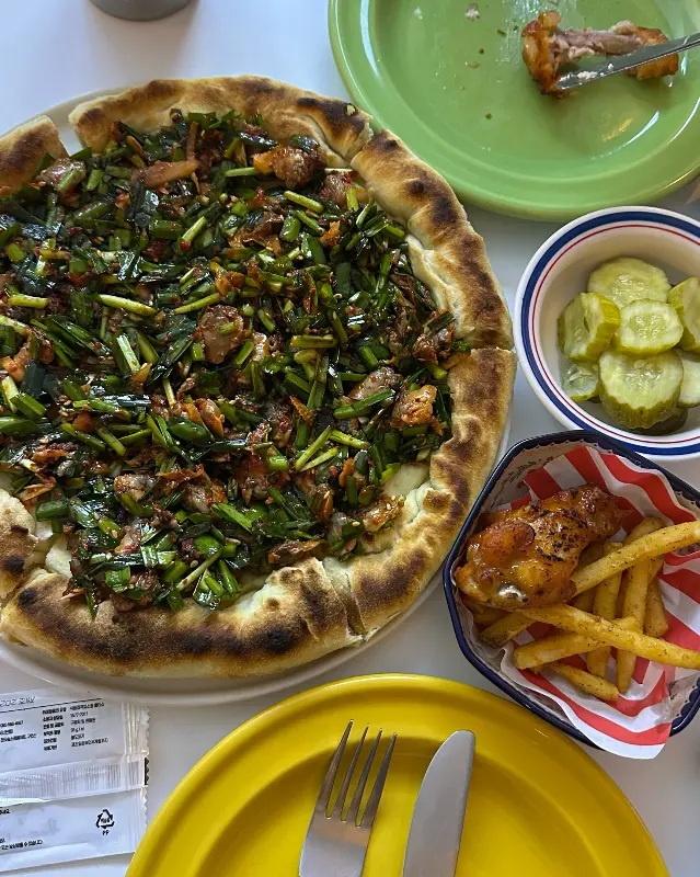 꼬막 피자와 윙봉, 감자튀김 한 상 차림