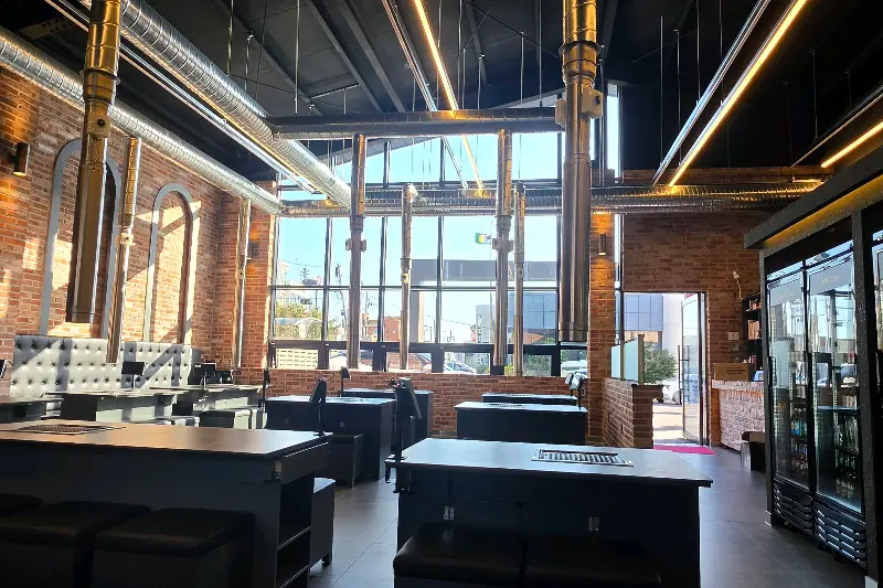 깔끔하고 세련된 분위기의 매장 내부