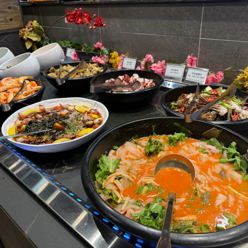 다양한 샐러드바 음식