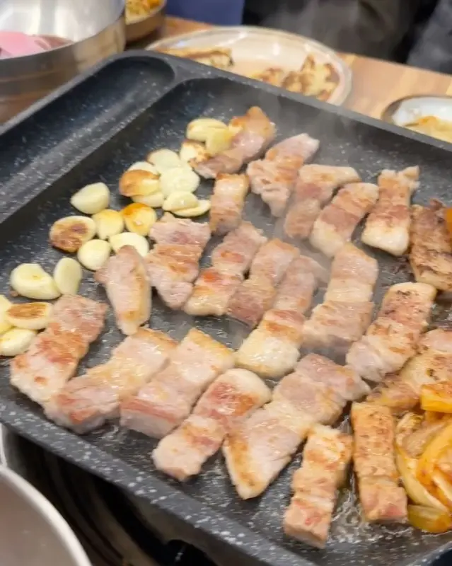 숯불 위에서 익어가는 삼겹살