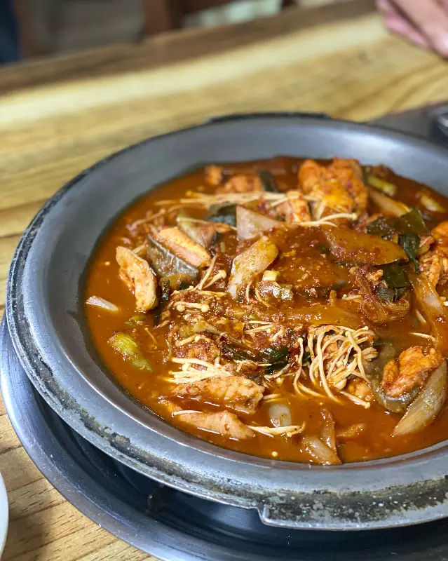 매콤한 양념에 버무려진 메기불고기