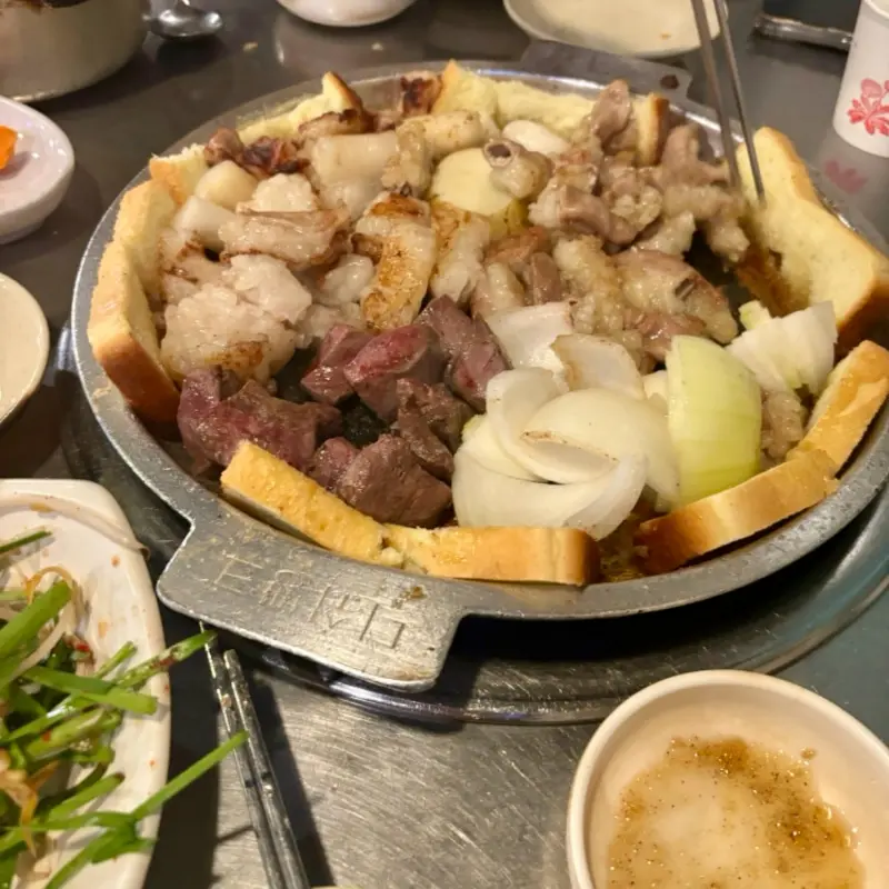 곱창, 대창, 염통, 떡, 양파, 식빵 환상의 조합