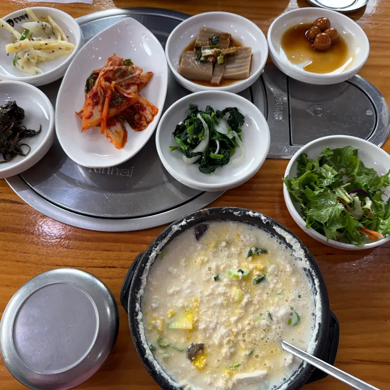 정갈하게 차려진 밑반찬