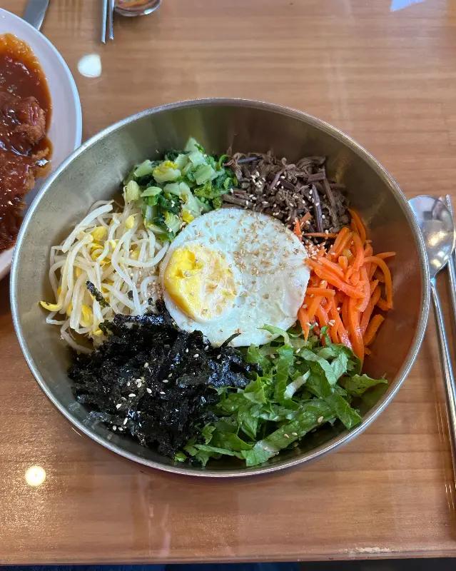 놋그릇에 담긴 푸짐한 비빔밥