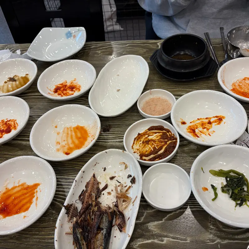 식사를 마친 후 빈 그릇들