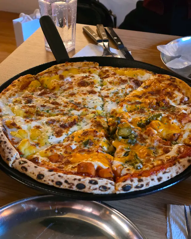 푸짐한 토핑의 피자