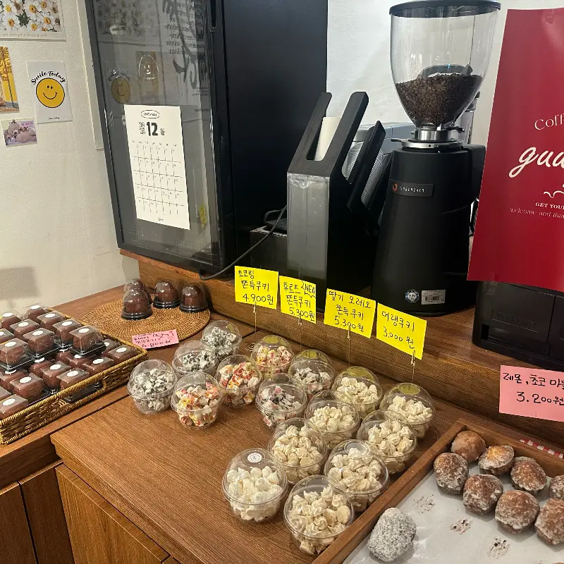 매장 내부 디저트 진열대