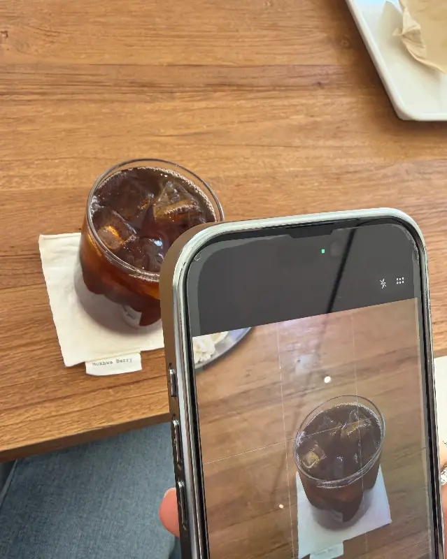 테이블 위에 놓인 음료 사진