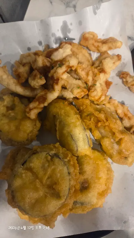 반반 튀김의 다른 각도 사진. 고기 튀김과 가지 튀김의 пропорции се виждат добре.