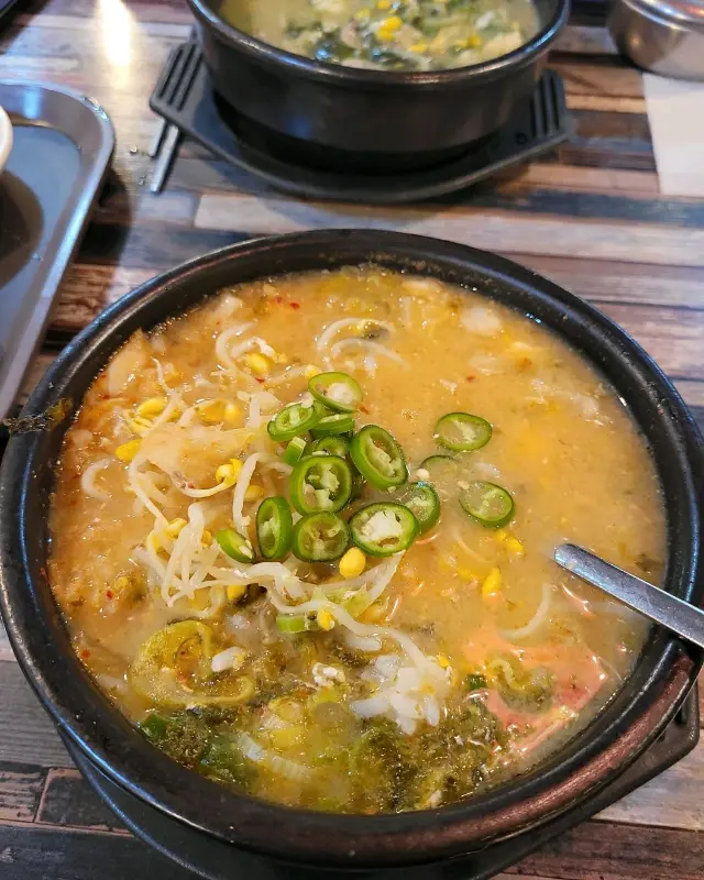 고추가 들어간 콩나물 국밥