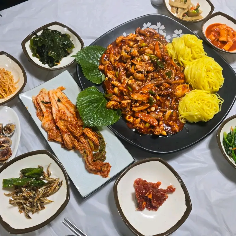 소면과 함께 제공되는 낙지볶음