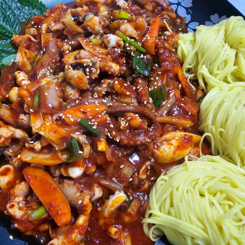 매콤한 양념이 밴 낙지볶음