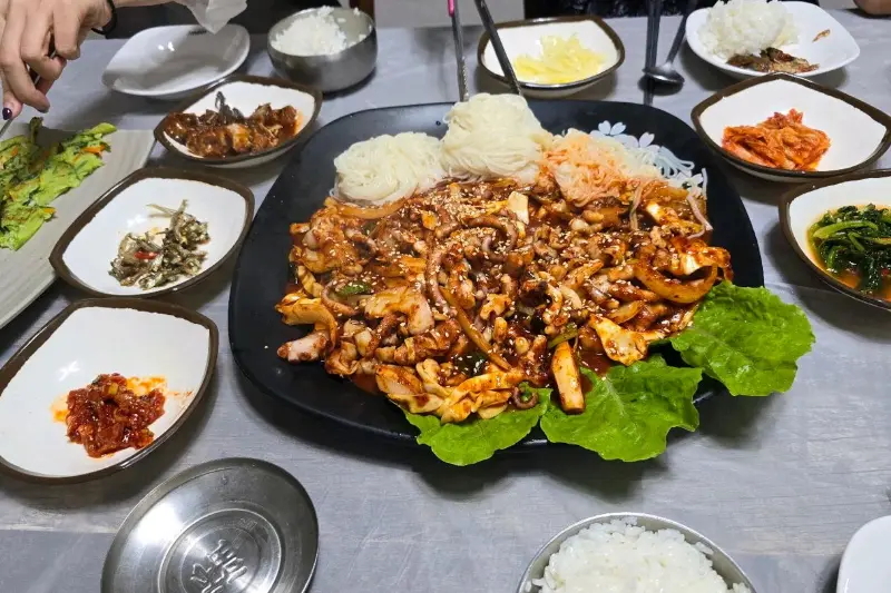 푸짐한 낙지볶음 한 상 차림