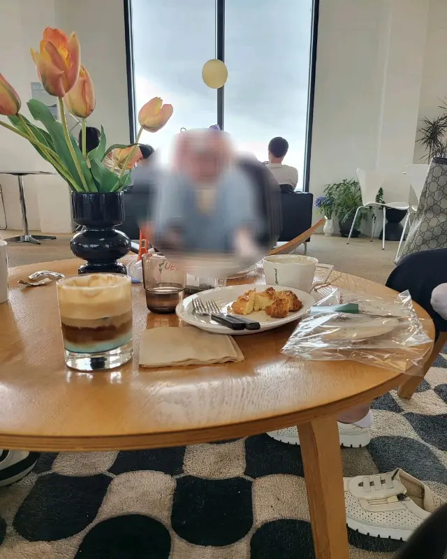 라떼 아트가 돋보이는 라떼