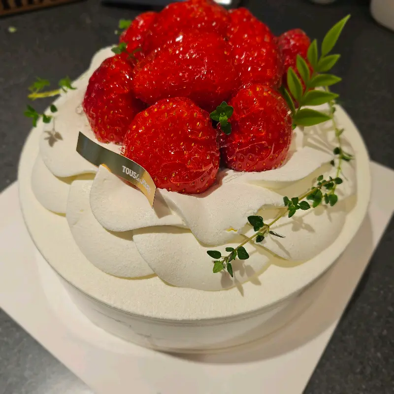 딸기가 듬뿍 올라간 케이크