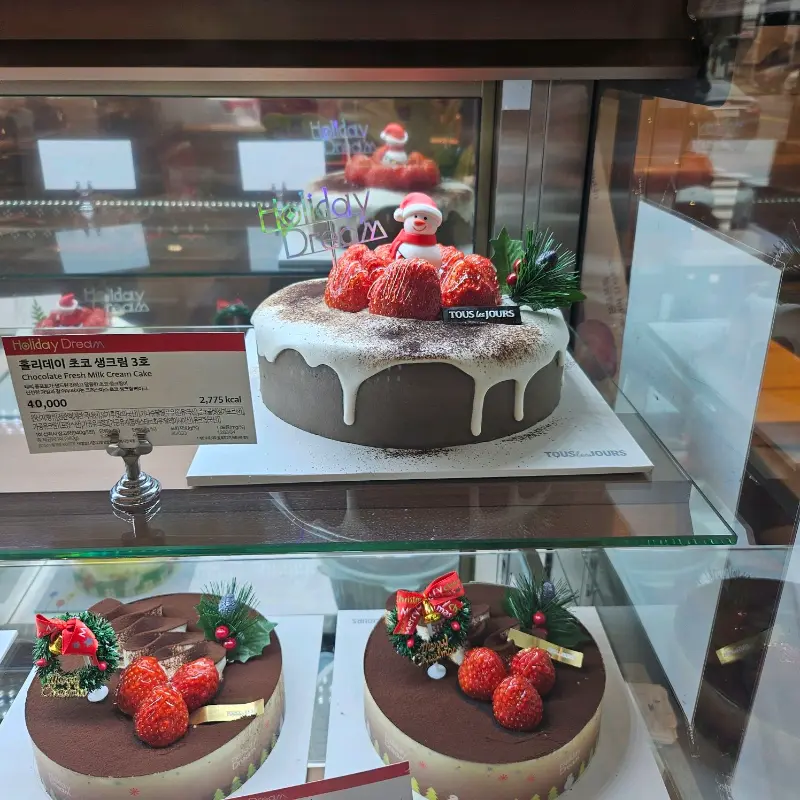 쇼케이스 안에 진열된 케이크