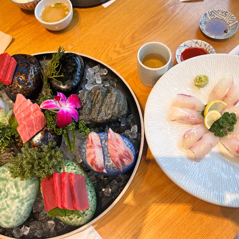 고급스러운 분위기의 참치회 플레이팅