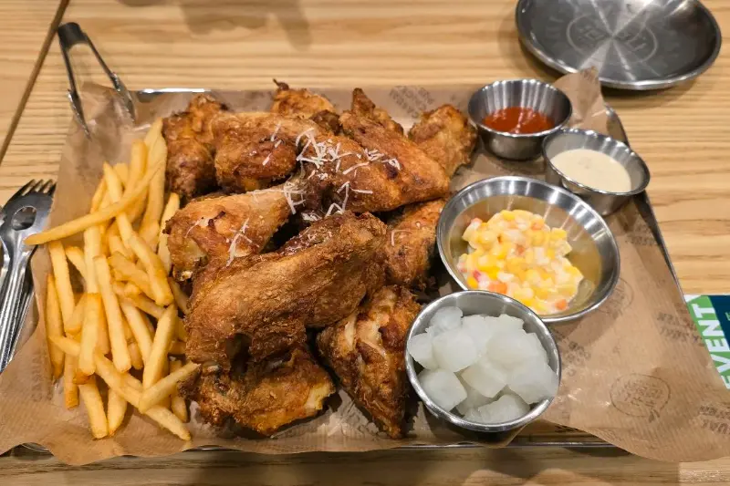 갓 튀겨져 나온 따끈따끈한 크런키치킨