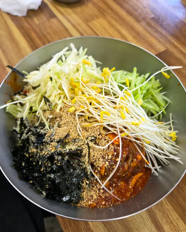 다채로운 색감의 비빔 막국수