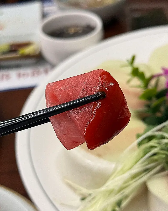 젓가락으로 집은 참치