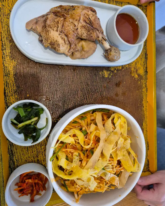 들기름 비빔면과 닭다리 구이
