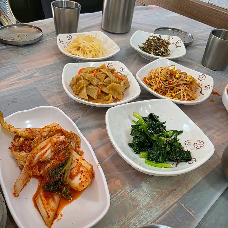 다양한 밑반찬이 정갈하게 담겨 나온 모습