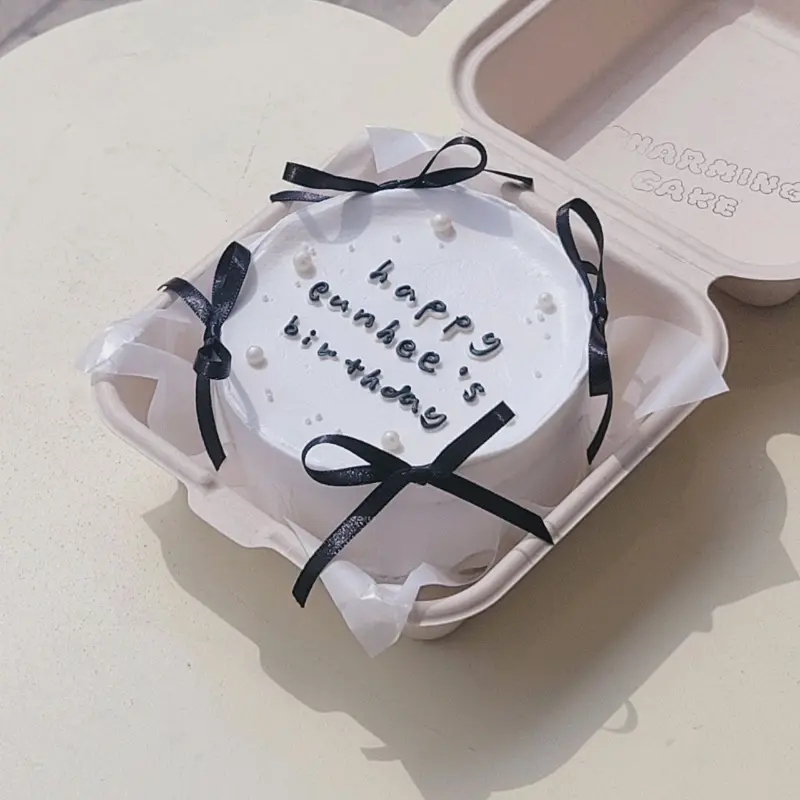 심플하면서도 세련된 디자인의 케이크