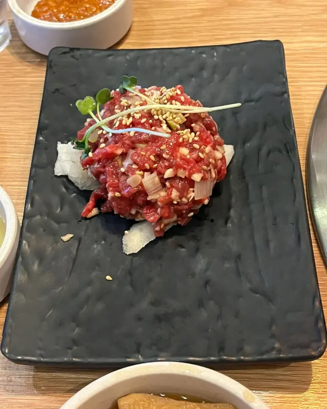 신선함이 살아있는 육회, 입맛을 돋우는 최고의 선택