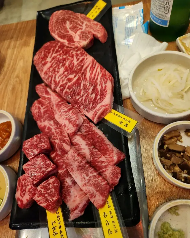 최상급 마블링이 선사하는 입 안 가득 퍼지는 풍미