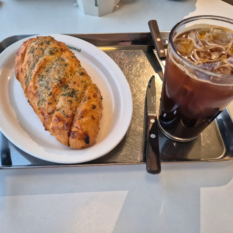 육쪽바게트와 아이스 아메리카노