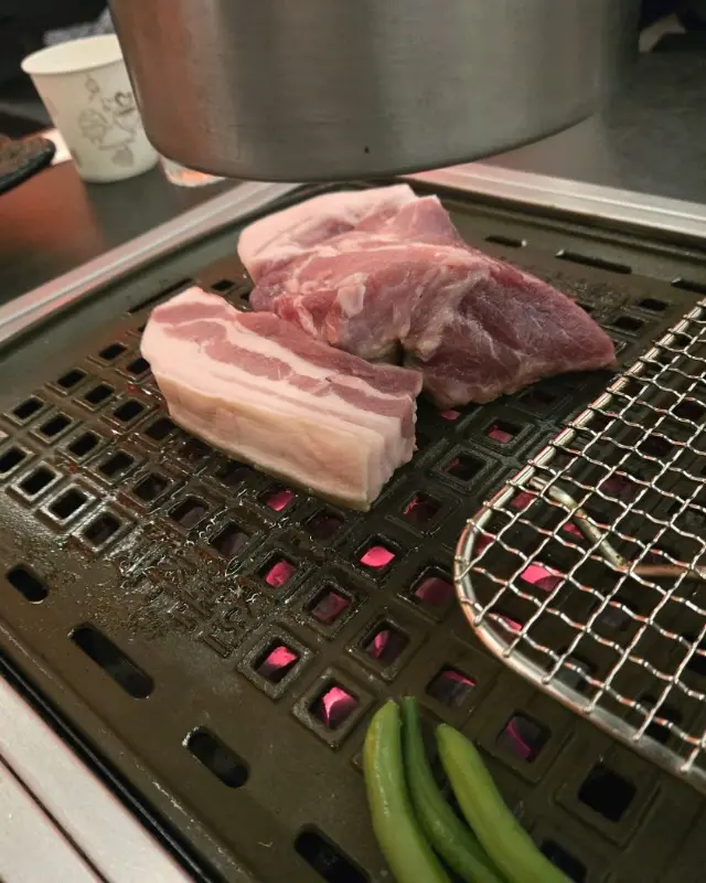 불판 위에서 맛있게 익어가는 흑돼지 오겹살