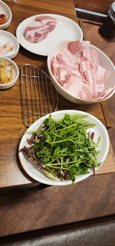 신선한 오겹살과 미나리