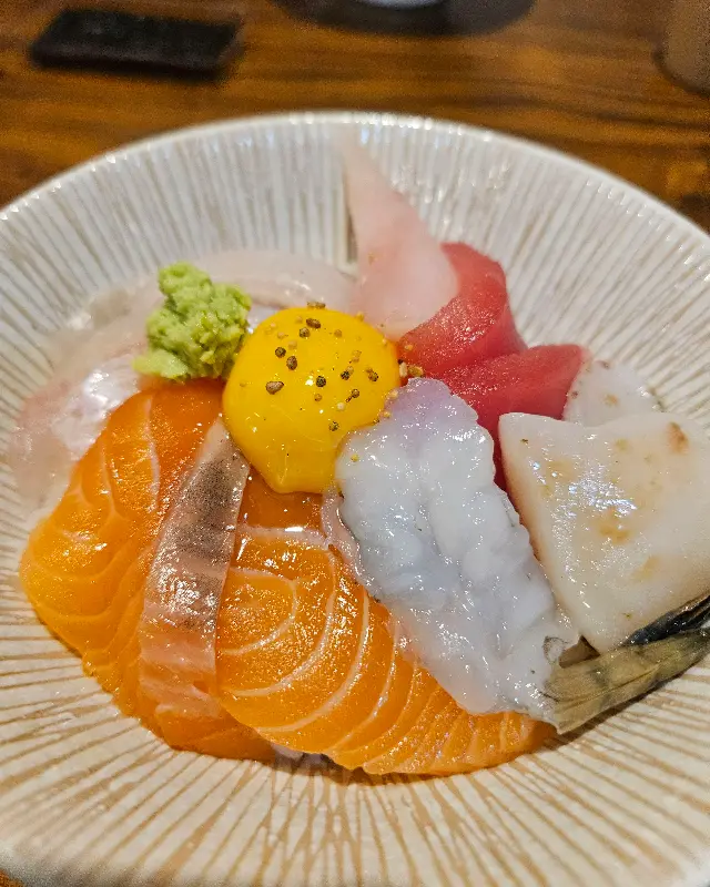 다양한 해산물이 올라간 카이센동