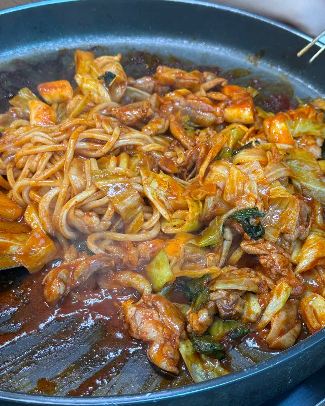 매콤한 양념과 어우러진 닭갈비