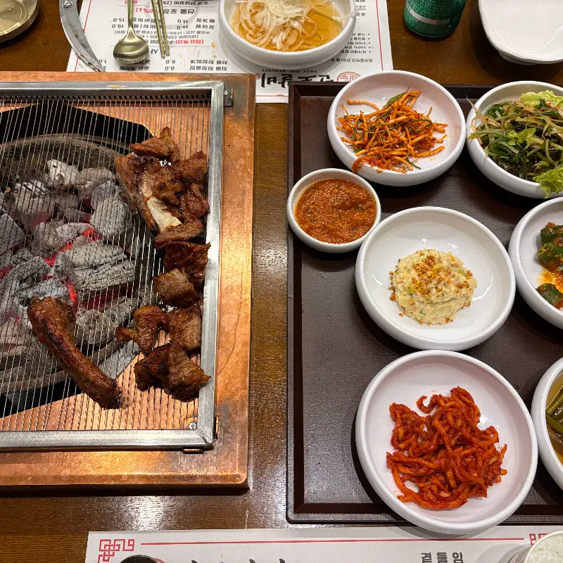 숯불과 밑반찬 세팅