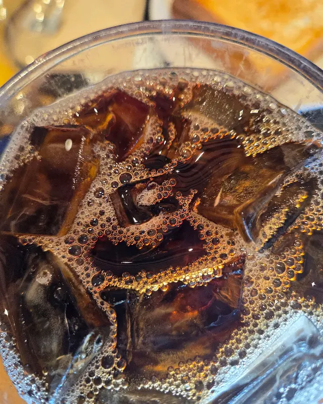 얼음이 가득한 아이스 아메리카노