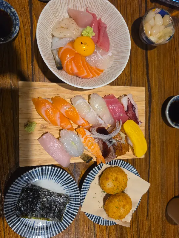 테이블 위 초밥, 덮밥, 고로케 전체샷