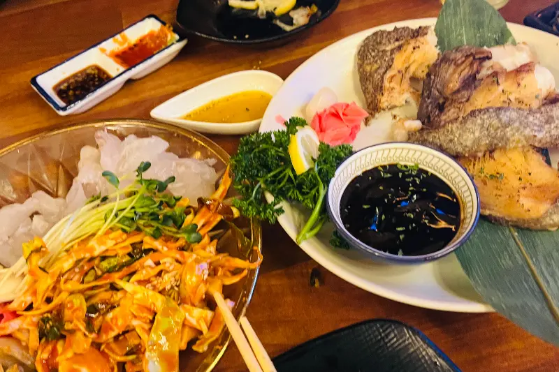 광어회와 매콤한 양념이 함께 나오는 막회