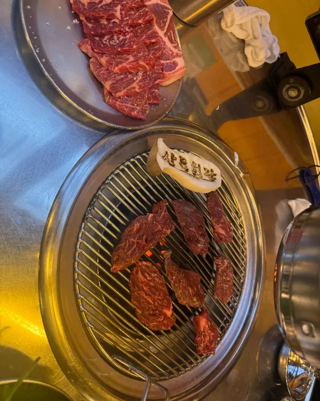 연탄불에 구워지고 있는 소고기