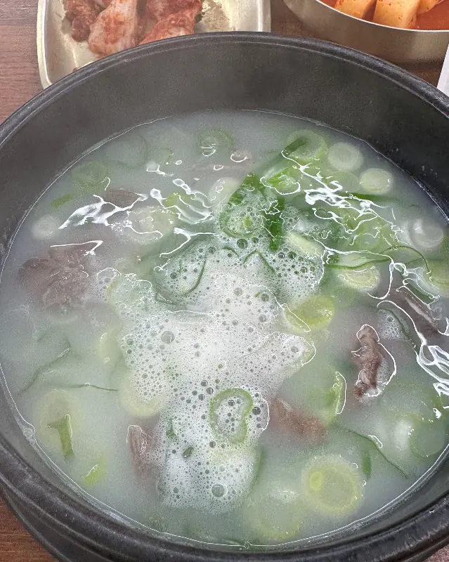 뽀얀 설렁탕 국물에 떠오른 기름과 파