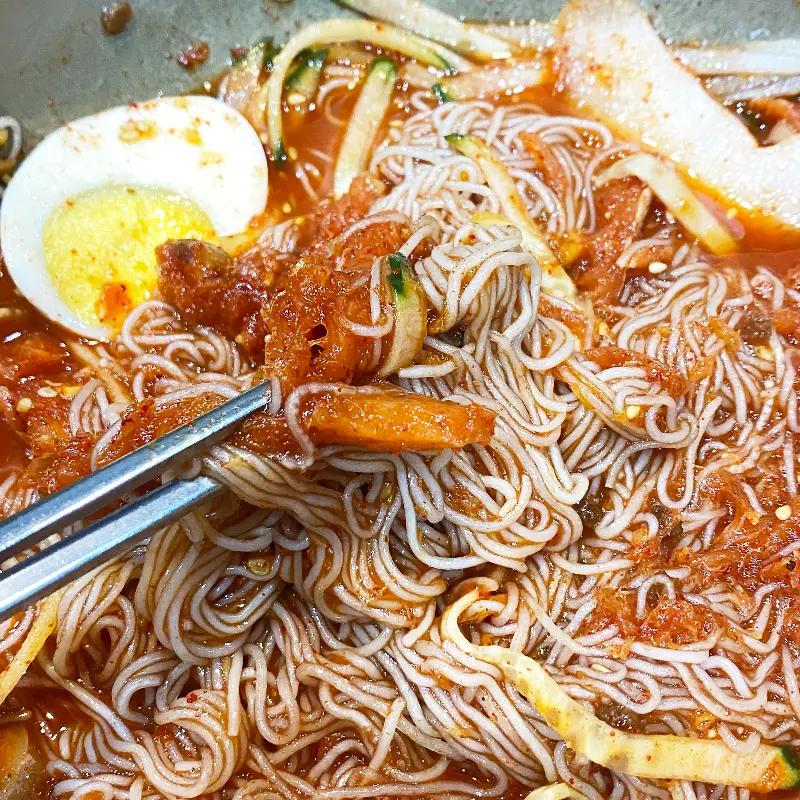 코다리 회냉면의 매콤한 비주얼