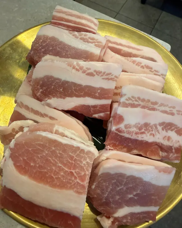 두툼한 삼겹살의 모습