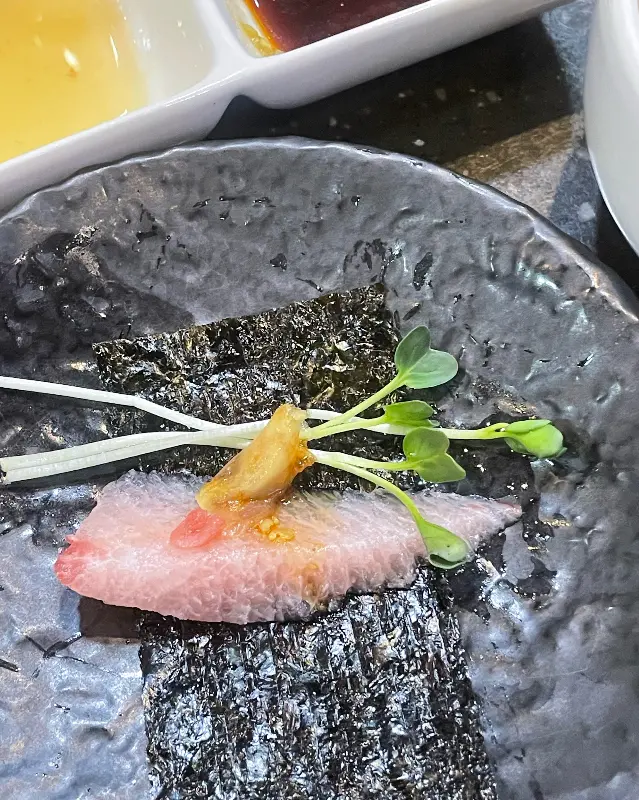 김 위에 참치 한 점!