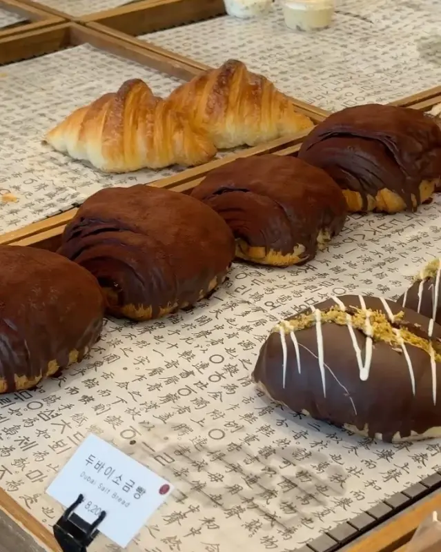 쇼케이스에 진열된 다양한 종류의 빵들