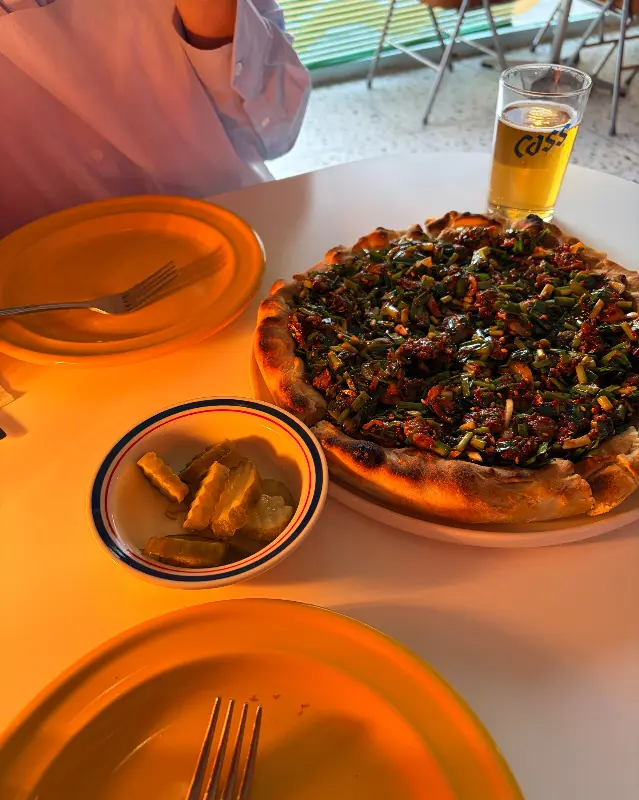 푸짐한 꼬막 토핑이 인상적인 꼬막 피자