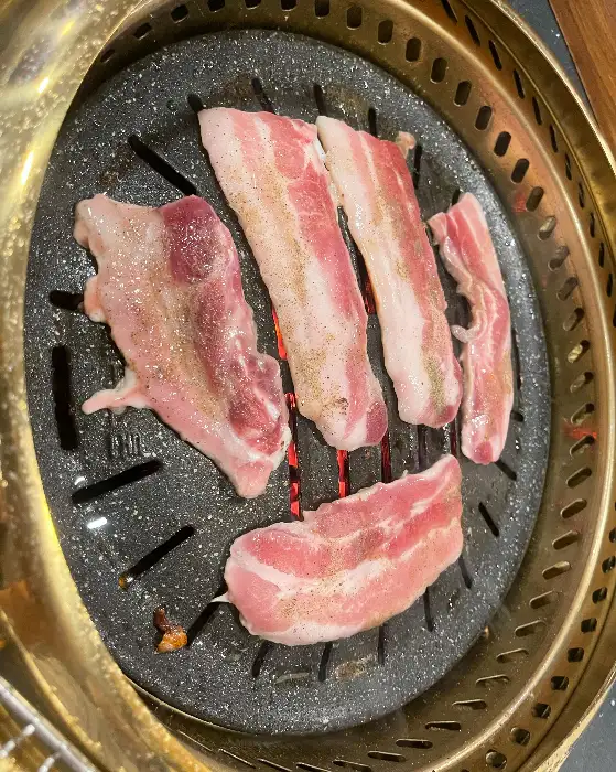 숯불 위에서 맛있게 구워지는 삼겹살
