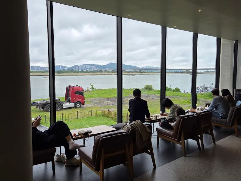 2층에서 바라본 낙동강 뷰